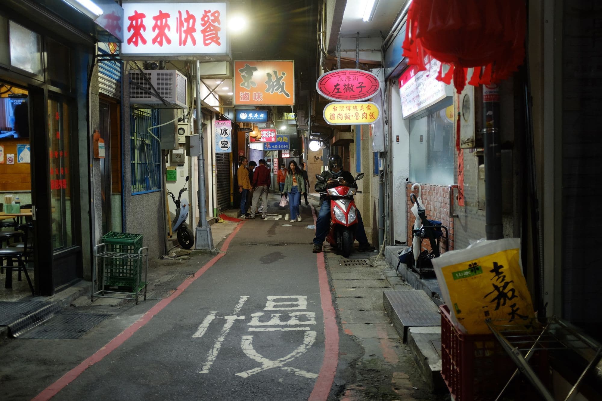 台灣餐廳老闆在店內用手機處理一則 Google 負評