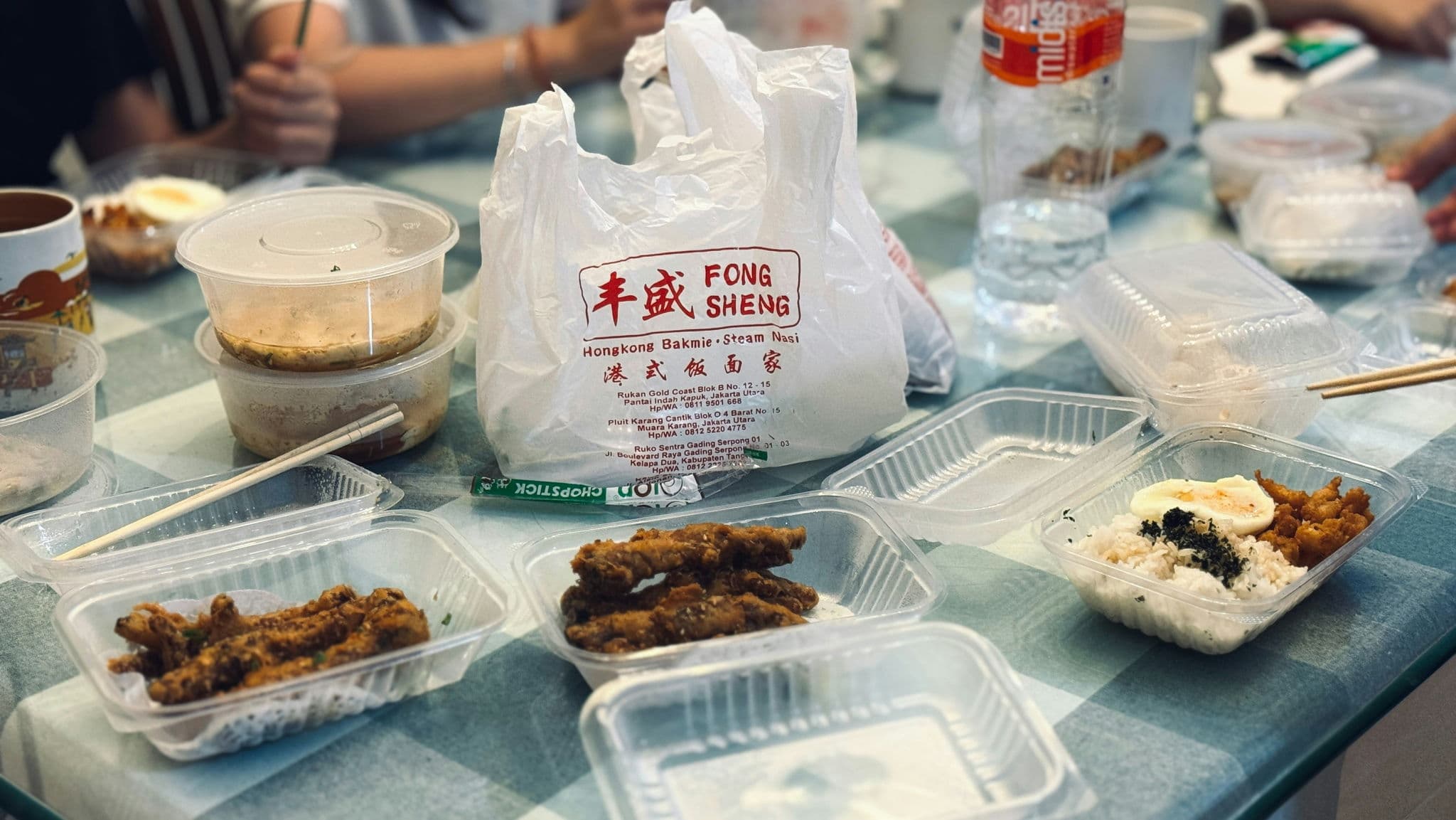 餐桌上排滿台灣外送餐點的塑膠餐盒:菜單設計與客單價提升的視覺示意