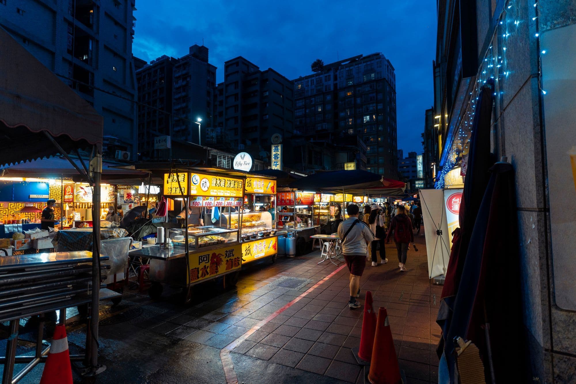 台灣餐廳店長在櫃台用手機回覆 Google 評論